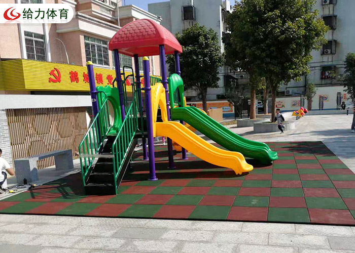 兒童滑滑梯