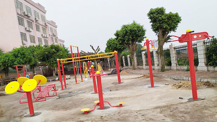 孩子們珠海市香洲區(qū)金鐘小學(xué)校園內(nèi)戶(hù)外健身器材的正確使用方式在這里