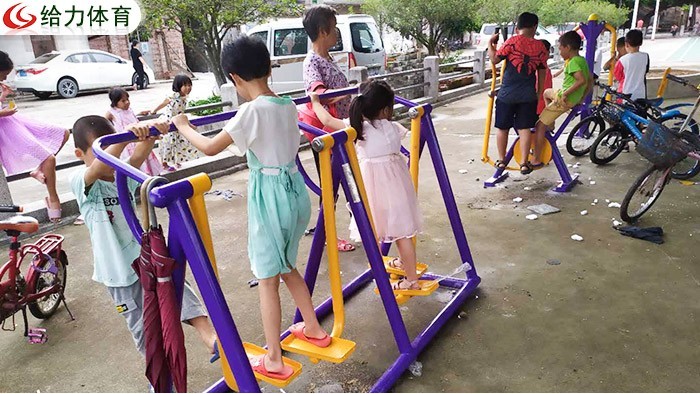 廣州戶外健身器材廠家一騎絕塵給力體育烤漆健身器材質(zhì)量擔(dān)當(dāng)
